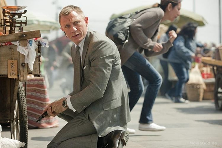 James Bond ketika beraksi di Istanbul, Turki. Dalam filmnya yang berjudul Skyfall, ia memakai sepatu chukka bergaya Crockett & Jones Tetbury.