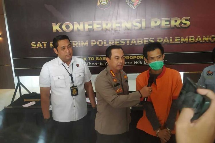 Rio Verlanda alias RV (34) petugas Linmas yang nekat membacok Osa (30) Ketua Ketua Kelompok Penyelenggara Pemungutan Suara (KPPS) di TPS 27, saat berada di Polrestabes Palembang, Sabtu (17/2/2024).