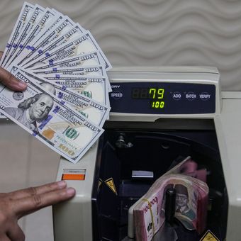 Karyawan menghitung uang pecahan rupiah dan dolar Amerika Serikat (AS) di gerai penukaran mata uang asing Ayu Masagung, Kwitang, Jakarta, Kamis (23/4/2026). Nilai tukar rupiah pada penutupan perdagangan Kamis (23/4/2026) melemah 106 poin atau 0,62 persen menjadi Rp17.287 per dolar AS dari sebelumnya Rp17.181 per dolar AS, dipengaruhi oleh kenaikan harga minyak dunia akibat perang AS dan Iran. 