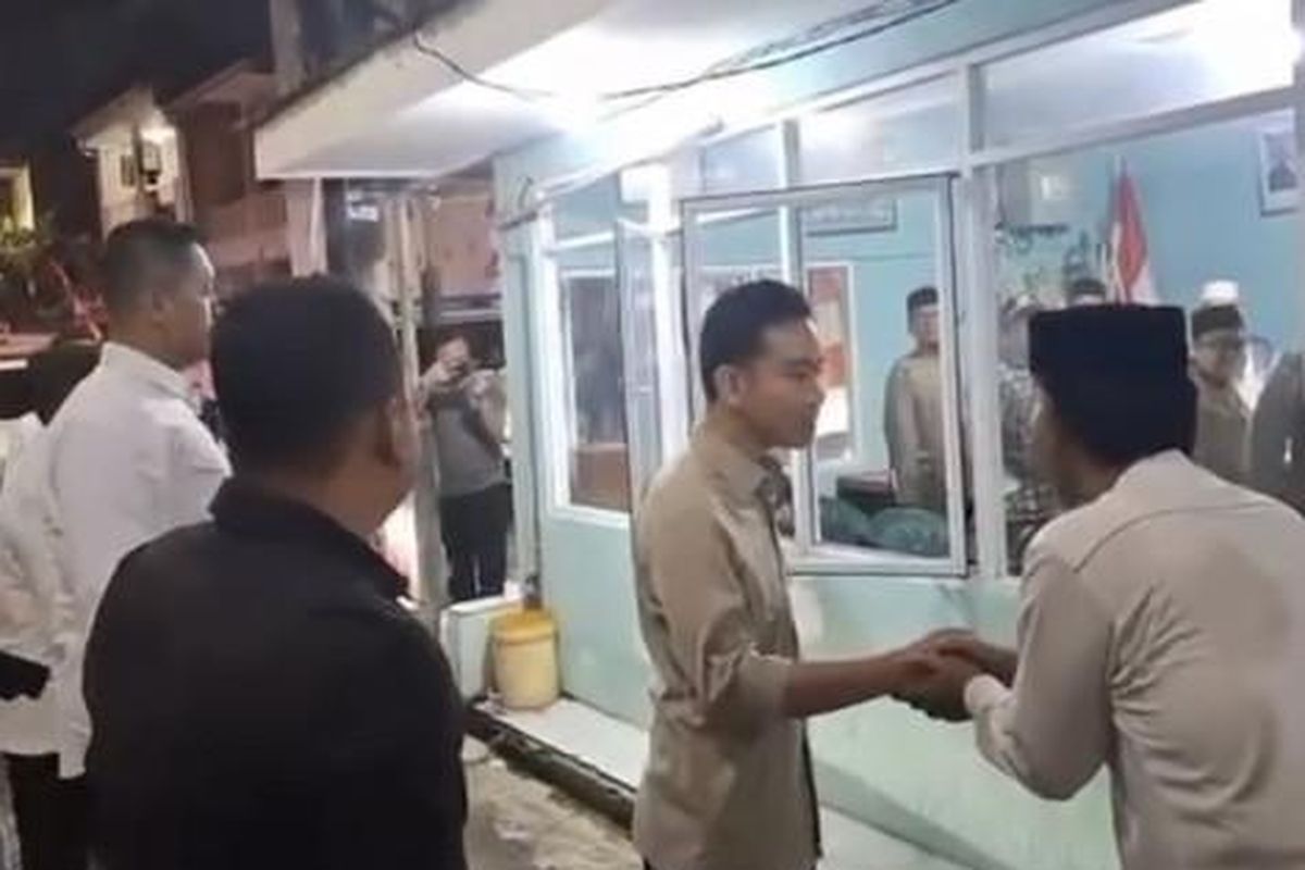 Wakil Presiden Republik Indonesia, Gibran Rakabuming Raka, melakukan kunjungan mendadak ke Pos RW 04 Kembangan Utara, Jakarta Barat, pada Kamis (4/9/2025) malam.