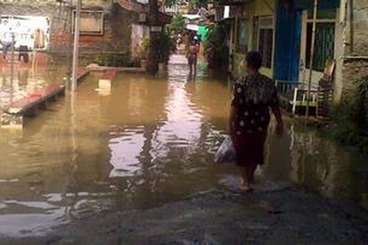 Ilustrasi: Warga melintasi genangan air yang mulai surut, Senin (4/10/2010) di Cipinang Melayu, Jakarta Timur. 