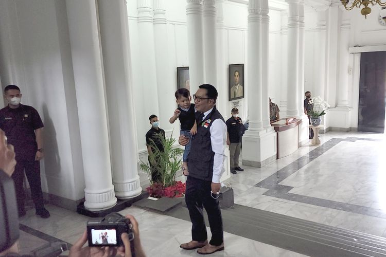 Gubernur Jawa Barat Ridwan Kamil saat menggendong putra bungsungnya, Arkana Aidan Misbach, di Gedung Sate, Kota Bandung, Senin (6/6/2022).