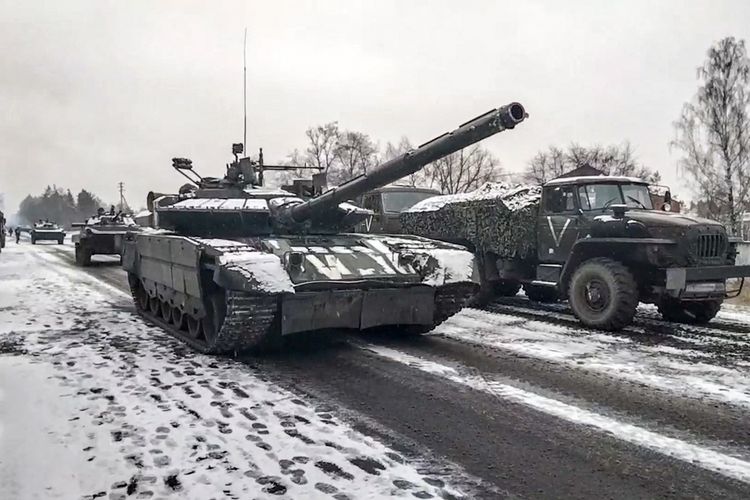 Sebuah tank Rusia melaju di Kyiv saat awal perang Rusia vs Ukraina pada 7 Maret 2022. Foto diambil dari video yang dirilis Kementerian Pertahanan Rusia.