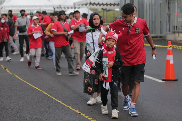 Didampingi orang dewasa suporter cilik Timnas Indonesia riang gembira mendukung laga ketiga babak penyisihan Grup A Piala Dunia U17 2023 Indonesia melawan Maroko yang berakhir dengan skor 3-1 di Stadion Gelora Bung Tomo Surabaya, Jawa Timur, Kamis (16/11/2023) malam.