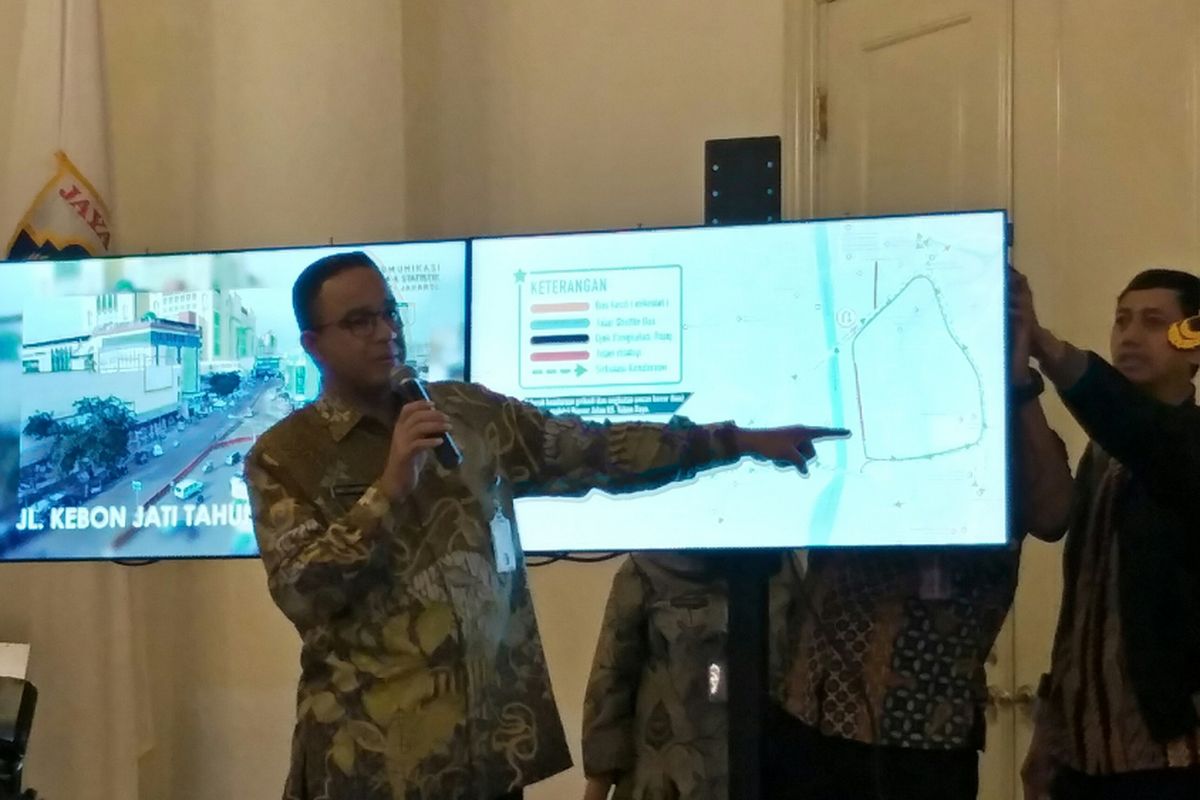 Gubernur DKI Jakarta Anies Baswedan menjelaskan program penataan kawasan Tanah Abang, Jakarta Pusat, Kamis (21/12/2017).