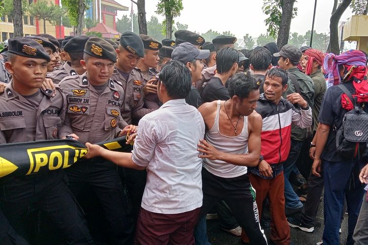 Massa aksi berunjuk rasa di Mapolda Sumut pada Senin (25/3/2024), menuntut Sorbatua Sialagan dibebaskan usai ditangkap Polda Sumut atas dugaan perusakan dan penebangan pohon eucalyptus serta pembakaran lahan PT Toba Pulp Lestari Tbk.