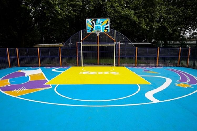 Lapangan basket di Summerfield Park, Birmingham yang penuh dengan warna-warni ceria. Didesain oleh Pemain bola basket profesional Kofi Josephs, dan seniman grafiti Birmingham, Zuke. 