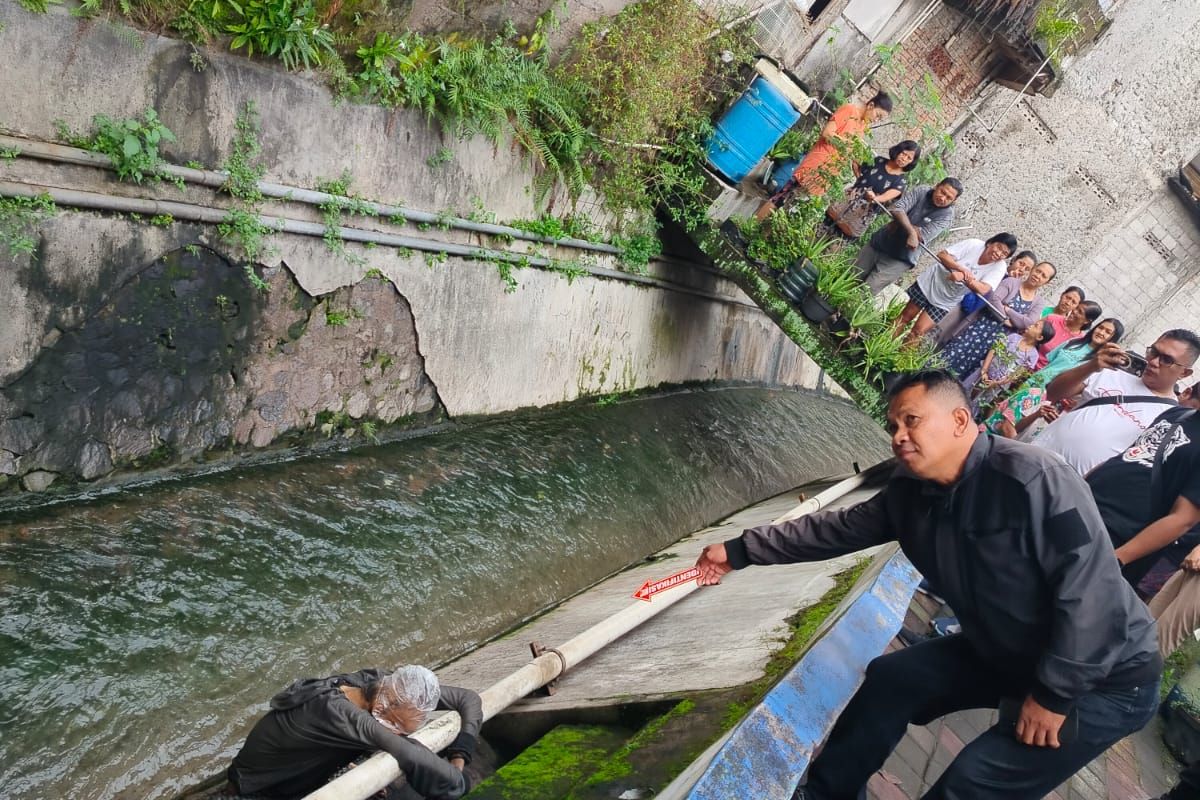 Warga Salatiga Geger, Ditemukan Mayat Pegangan Pipa Paralon di Tepi Sungai