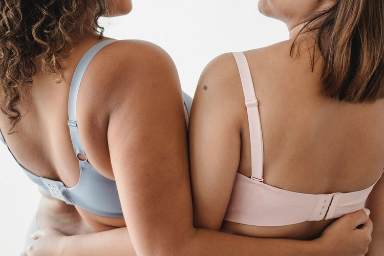 Kebanyakan perempuan sudah tahu bagaimana mengetahui ukuran bra. Namun, merek dan jenis bra yang berbeda-beda masih membuat sebagian perempuan salah memilih ukuran bra.