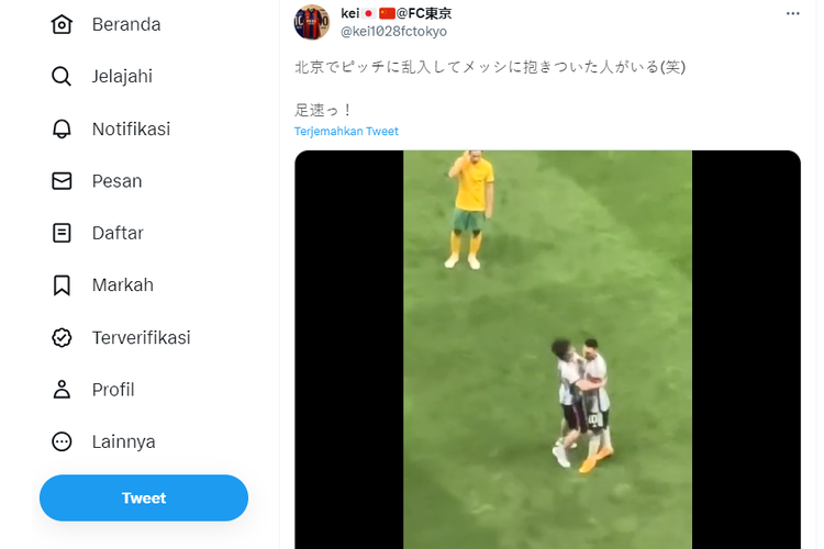 Tangkapan layar twit video memperlihatkan pitch invader atau penyusup di lapangan menghampiri Lionel Messi saat pertandingan Argentina vs Australia.
