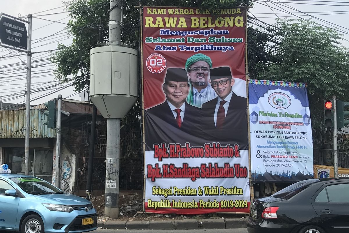 Baliho kemenangan pasangan calon presiden dan wakil presiden nomor urut 02, Prabowo Subianto-Sandiaga Uno di pertigaan Rawa Belong, Palmerah, Jakarta Barat. Foto diambil Rabu (8/5/2019). 