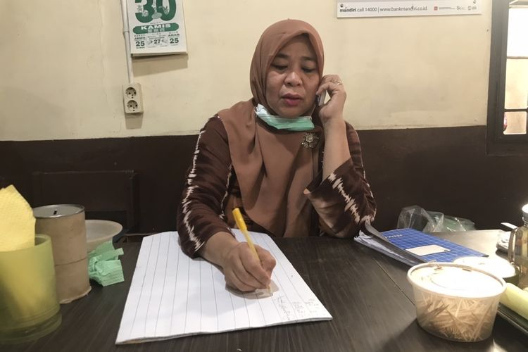 Evi Iriani (52), penerus usaha Rumah Makan (RM) Sinar Pagi Jalan Sei Deli, Silalas, Medan Barat, Kota Medan, Sumatera Utara pada Kamis (30/12/2021) pagi. Usaha soto medan milik keluarganya kini dijalani bersama kakaknya.