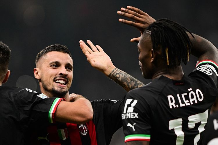 Gelandang AC Milan Rade Krunic berselebrasi setelah mencetak gol pada pertandingan Grup E Liga Champions AC Milan vs RB Salzburg pada 2 November 2022 di Stadion San Siro di Milan. Terkini, AC Milan akan bertandang ke markas Cremonese dalam laga pekan ke-14 Liga Italia 2022-2023.