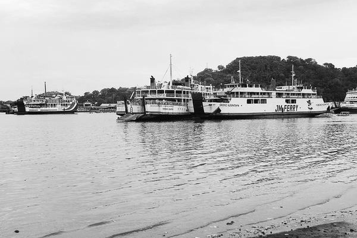 Feri penyeberangan di Pelabuhan Lembar, Lombok Barat, yang melayani penyeberangan ke Bali. Pembangunan dermaga feri dibutuhkan untuk mengantisipasi penambahan jumlah feri.