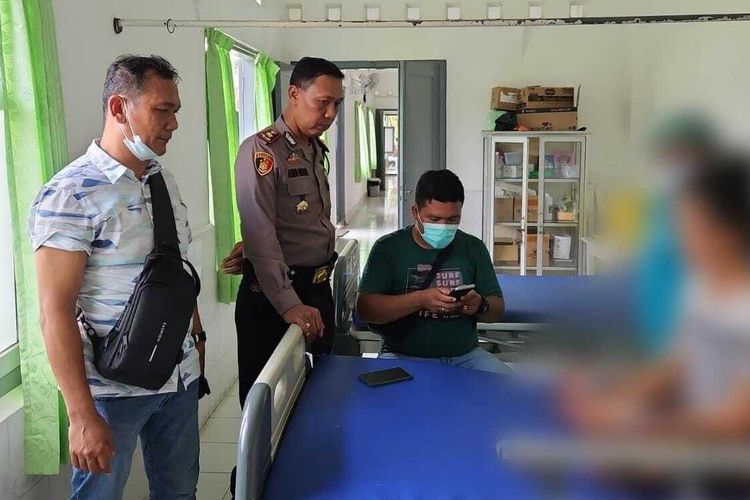 Foto: Polisi didampingi perawat RS Balimbingan meminta keterangan dari seorang siswi inisial GS yang diduga menggugurkan kandungannya di Toilet IGD RS Balimbingan, Rabu (12/6/2024). DOK: Polres Simalungun.