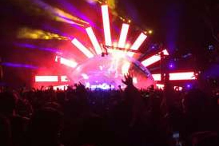DJ KSHMR terlihat di panggung sedang menghibur party goers dengan dentuman irama musik EDMnya di ZoukOut 2016, Minggu dini hari (11/12).