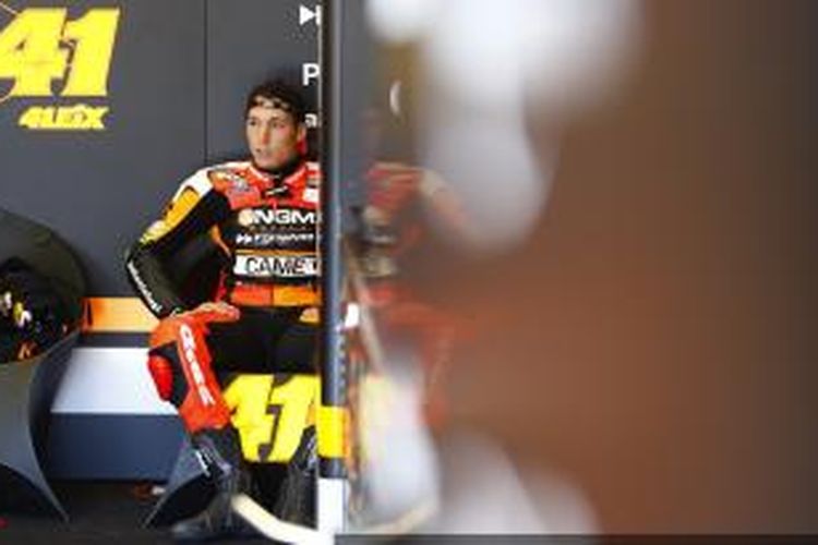 Pebalap Forward Racing asal Spanyol, Aleix Espargaro, duduk di paddock saat menjalani sesi uji coba di Sirkuit Jerez, Spanyol, Senin (5/5/2014).