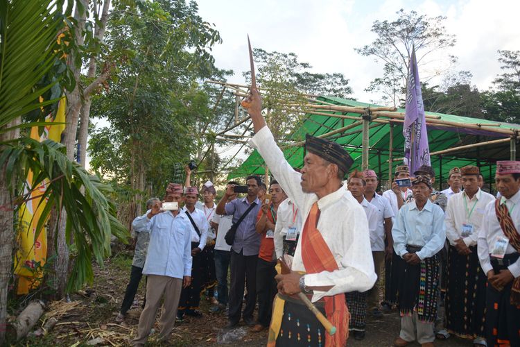 Tua adat di Kampung Noa, Desa Golondoal, Kecamatan Mbeliling, Kabupaten Manggarai Barat, Flores, NTT, September 2018 lalu sedang menghunus keris adatnya ke langit sebagai tanda penyambutan Uskup Denpasar merangkap Administrator Apostolik Keuskupan Ruteng. (KOMPAS.com/Markus Makur)