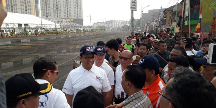 Gubernur DKI Jakarta Anies Baswedan meninjau lokasi Kali Item, Kemayoran, yang telah ditutupi kain waring berwarna hitam, Sabtu (20/7/2018).