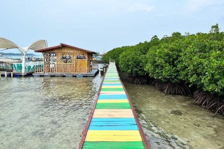 Keindahan pantai di Pulau Kelapa, Kepulauan Seribu.