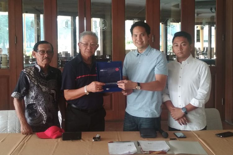 Ketua Bidang Pengembangan Bisnis Jakarta Golf Club, Franky Rungkat (tengah-kiri), dan Direktur Utama HD Car Care Bekasi, Daniel Sutrisno (tengah-kanan), saat meresmikan program kerja sama Together In a New Way, di lapangan golf JGC, Minggu (26/10/2019).