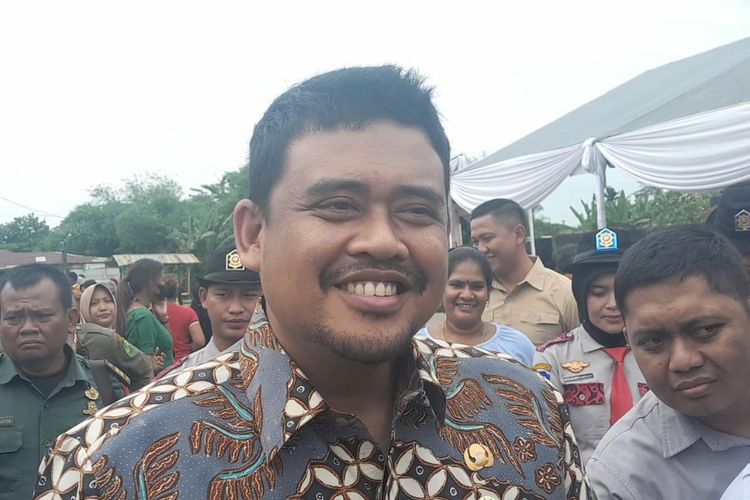 Wali Kota Medan Bobby Nasution saat diwawancarai di acara Pasar Murah di Kecamatan Medan Polonia, Kamis (9/10/2023)