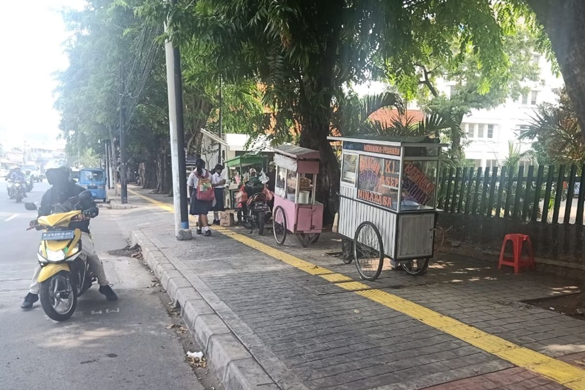 Tampak trotoar di Jalan Otista Raya, Jatinegara, Jakarta Timur, yang baru rampung direvitalisasi dijadikan lahan parkir dan Pedagang Kaki Lima (PKL), Selasa (29/10/2019).