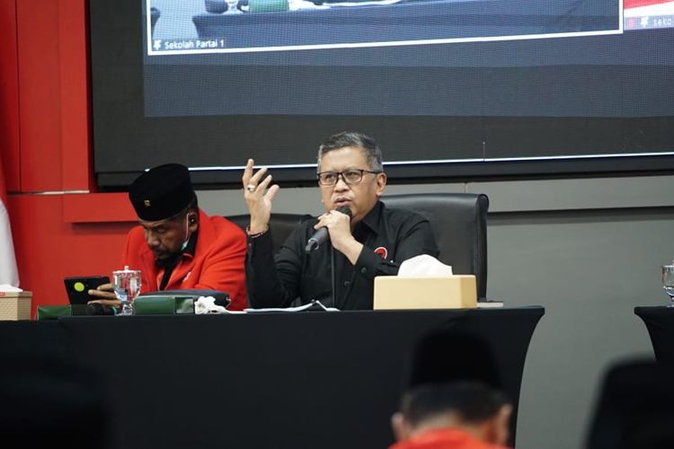 Sekretaris Jenderal DPP PDI-P Hasto Kristiyanto saat memimpin Rapat Koordinasi Bidang Nasional (Rakorbidnas) Badan Bantuan Hukum dan Advokasi Rakyat (BBHAR) di Sekolah Partai PDI-P, Lenteng Agung, Jakarta, Jumat (29/7/2022). 