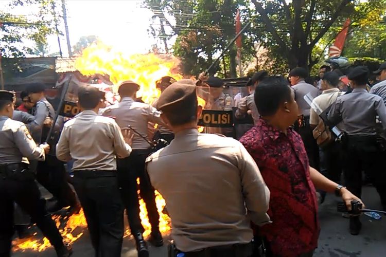 Detik-detik api membesar dan melukai empat orang anggota polisi dalam aksi unjukrasa gabungan elemen mahasiswa di depan gerbang kantor Bupati Cianjur, Jawa Barat yang berujung ricuh, Kamis (15/08/2019)