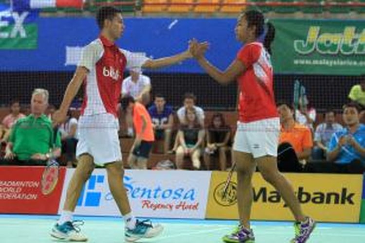 Ganda campuran yunior Indonesia Muhammad Rian Ardianto/Rosyita Eka Putri Sari melakukan tos setelah meraih poin atas ganda Tiongkok He Jiting/Du Yue pada babak perempat final BWF World Junior Championships di Alor Star, Malaysia, Rabu (16/4/2014). Rian/Rosyita menang 21-14, 21-16.