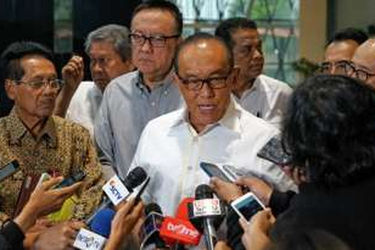 Ketua Dewan Pembina Partai Golkar Aburizal Bakrie saat memberikan keterangan terkait wacana pencalonan kembali Ketua Umum Partai Golkar Setya Novanto sebagai Ketua DPR RI, di Bakrie Tower, Kuningan, Jakarta Selatan, Jumat (25/11/2016).