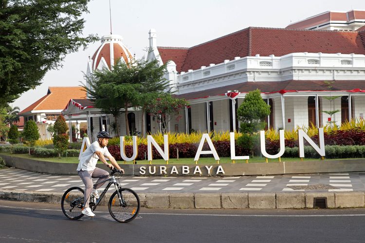 Wali Kota Surabaya Eri Cahyadi bersepeda menuju Balai Kota Surabaya