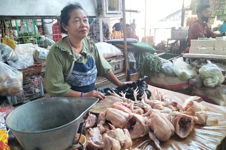 Potret Pedagang Pasar Legi, Kota Solo, sedang menjual daging ayam.