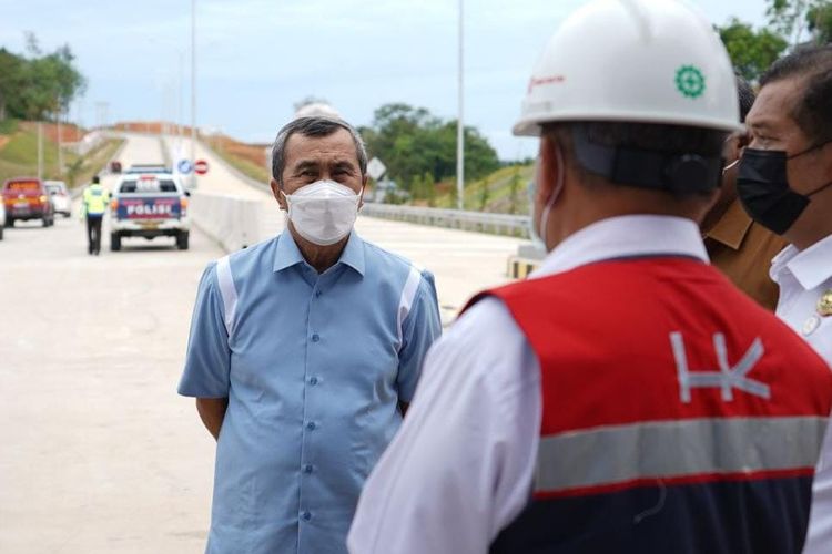 Gubernur Riau Syamsuar saat meninjau Jalan Tol Trans Sumatera (JTTS) Pekanbaru-Padang seksi Pekanbaru-Bangkinang.