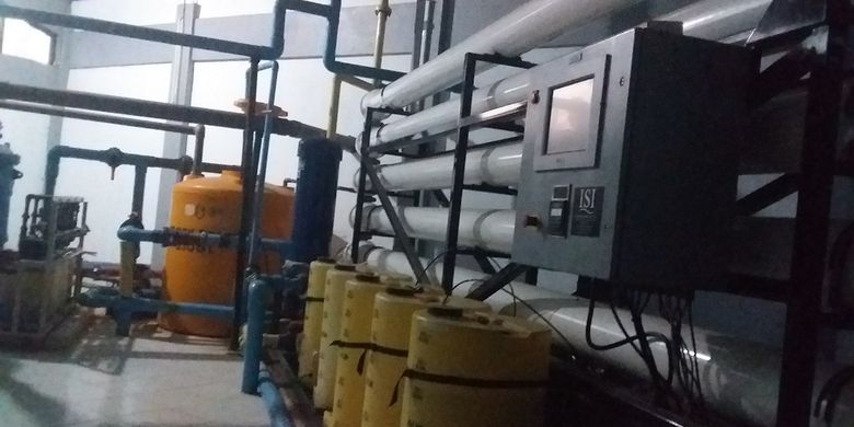 Gedung yang menyimpan alat penyulingan air laut menjadi air tawar yang mubazir di Pulau Ende, Kecamatan Ende, Kabupaten Ende, Flores, NTT, Minggu (17/11/2019).