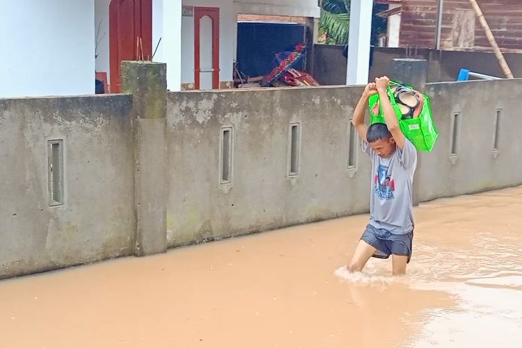 Rumah Terendam Banjir akibat Hujan Deras, Warga Jambi Evakuasi Mandiri