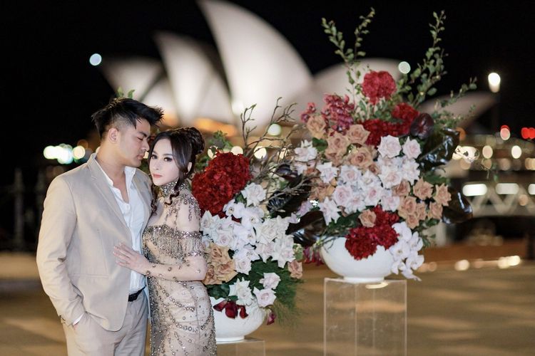 Dalam rangka merayakan hari ulang tahun sang istri, Guntur Triyoga menggelar makan malam romantis di Opera House Sydney, Australia.