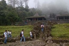 Romantisme Candi Cetho Berselimut Kabut