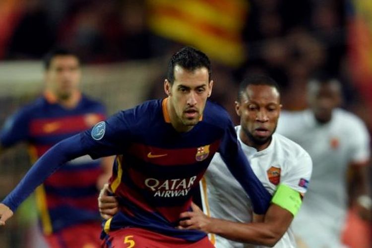 Gelandang Barcelona, Sergio Busquets, dikawal oleh pemain AS Roma, Seydou Keita, pada partai fase grup Liga Champions di Stadion Camp Nou, 24 November 2015.