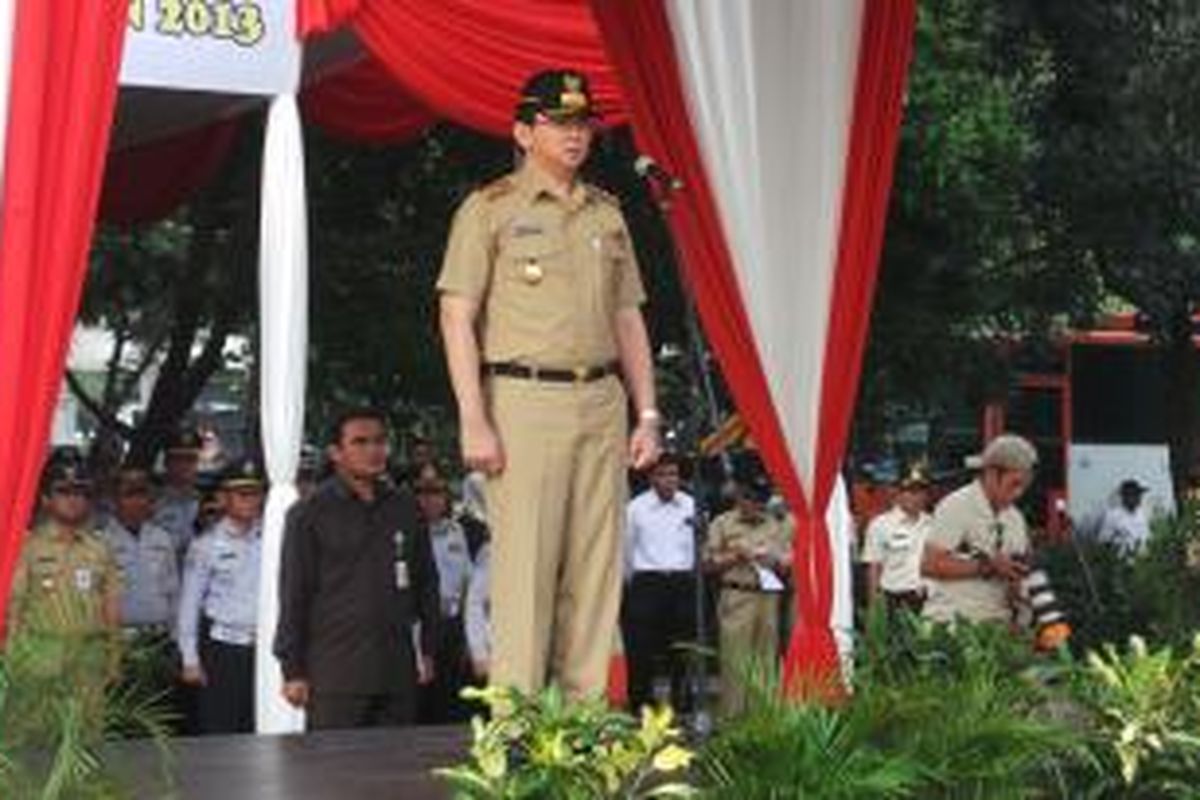 Wakil Gubernur DKI Jakarta Basuki Tjahaja Purnama saat menjadi inspektur upacara dalam apel persiapan pelaksanaan arus mudik dan balik hari raya Idul Fitri 1434 Hijriah, di Monas, Jakarta, Rabu (31/7/2013).