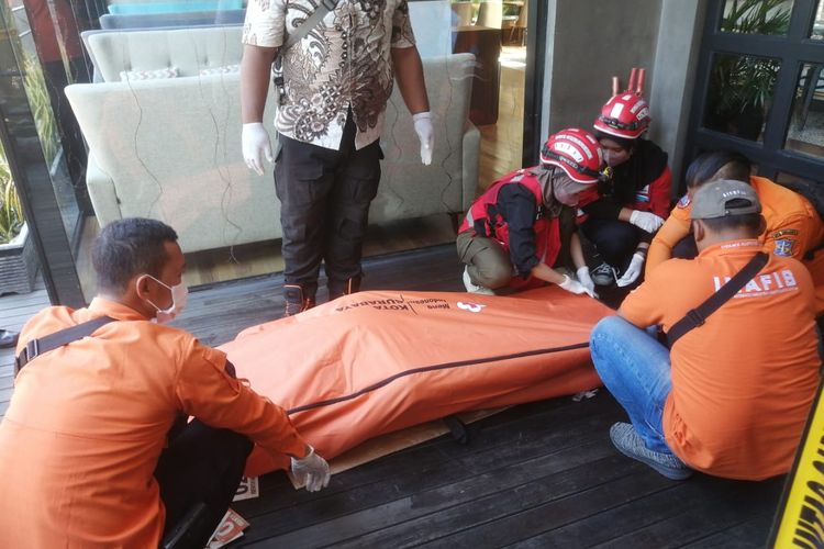 Proses evakuasi jenazah pria tewas di restoran Surabaya
