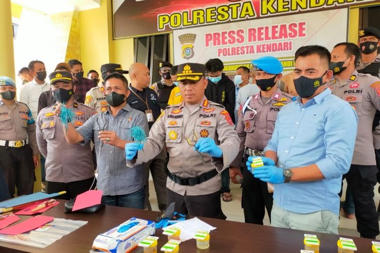 Kapolresta Kendari Kombes Pol Eka Faturahman didampingi Kasat Reskrim dan Kasat Narkoba, menunjukkan anak panah, katapel yang digunakan pelaku pembusuran yang meresahkan masyarakat kota Kendari.