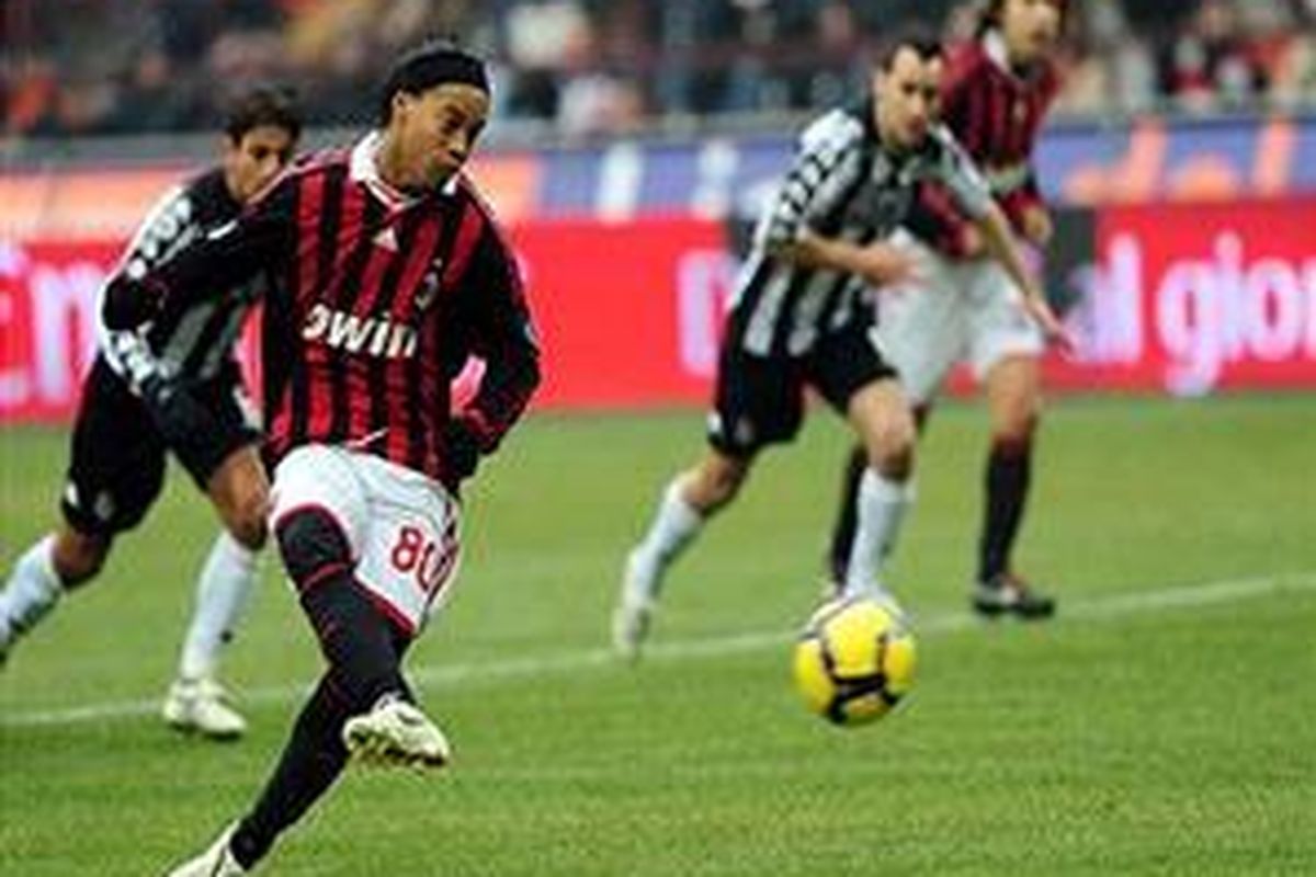Penyerang AC Milan, Ronaldinho, melakukan tendangan penalti yang membobol gawang Siena. Dia akhirnya mencetak hat-trick dan membawa Milan menang 4-0.