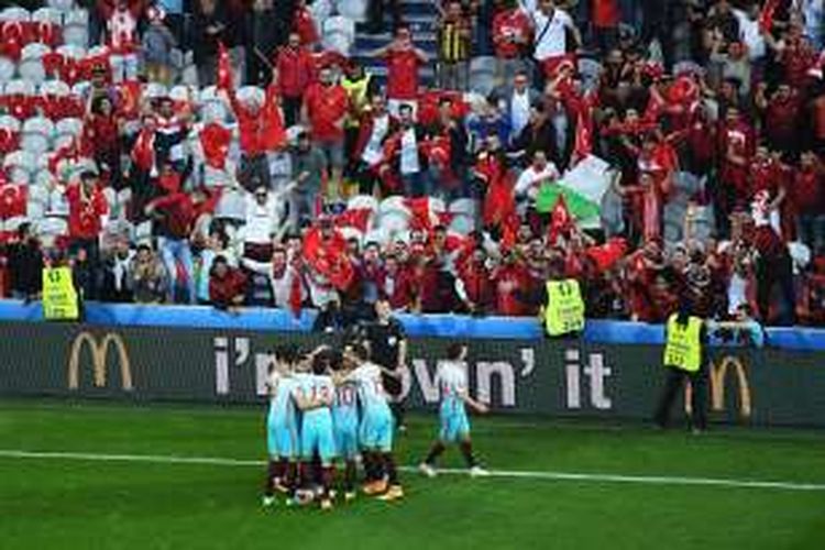 Pemain Turki bersuka cita menyambut gol Burak Yilmaz dalam pertandingan terakhir penyisihan Grup D Piala Eropa 2016 melawan Republik Ceska di Stade Bollaert-Delelis, Lens, Selasa (21/6/2016). 