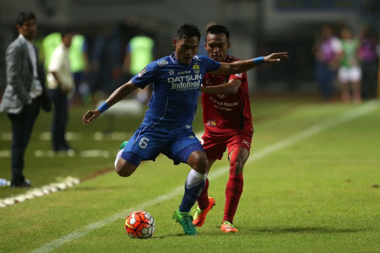 Pemain Persib Bandung Tony Sucipto (kiri) berebut bola dengan pemain PS Semen Padang Adi Nugroho pada pertandingan perebutan tempat ketiga Piala Presiden 2017 di Stadion Pakansari, Sabtu (11/3/2017). Persib keluar sebagai juara ketiga setelah menang dengan skor 1-0. KOMPAS IMAGES/KRISTIANTO PURNOMO