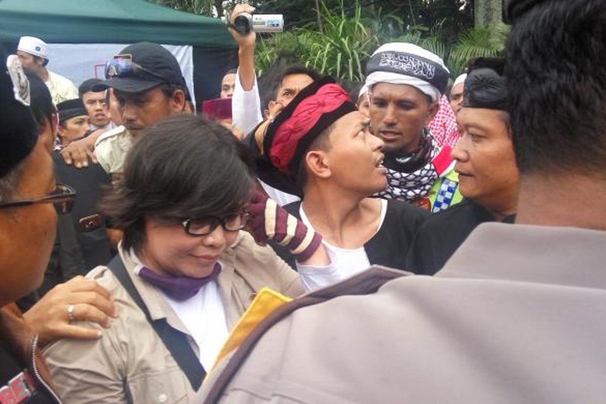 Salah seorang wanita yang diamankan dari massa sidang kasus dugaan penodaan agama dengan terdakwa Basuki Tjahaja Purnama di Jalan RM Harsono, Jakarta Selatan, Selasa (31/1/2017).