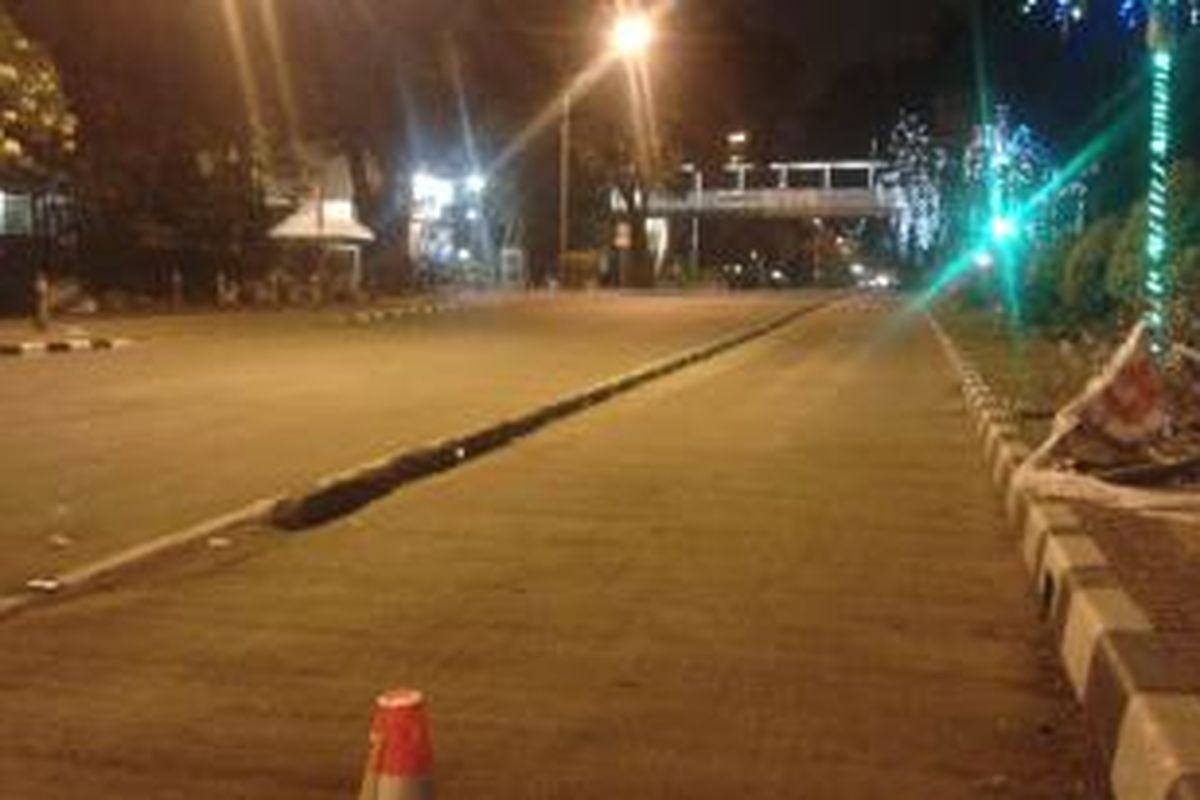 Situasi Jalan Medan Merdeka Barat, Jakarta Pusat, tampak lengang, Kamis (21/8/2014).