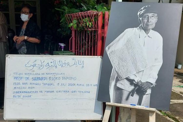 Suasana rumah duka almarhum Sapardi Djoko Damono di Komplek Perumahan Dosen UI, Ciputat, Tangerang Selatan, Banten, Minggu (19/7/2020). 