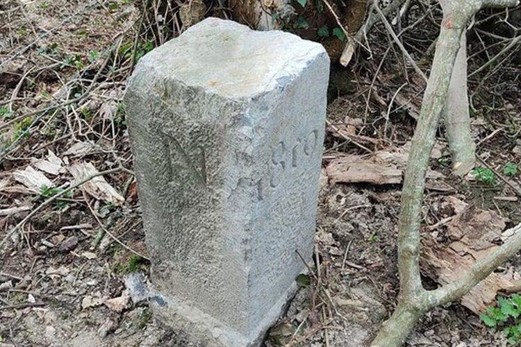 Batu berusia ratusan tahun yang menjadi penanda perbatasan Prancis dan Belgia.