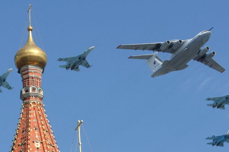 Sebuah pesawat Rusia A-50 dan jet tempur Su-27 terbang di atas katedral St. Basil selama parade Hari Kemenangan di Moskow pada 9 Mei 2010. Pada Minggu (26/2/2023), oposisi Belarus mengeklaim pesawat Rusia itu telah dihancurkan.